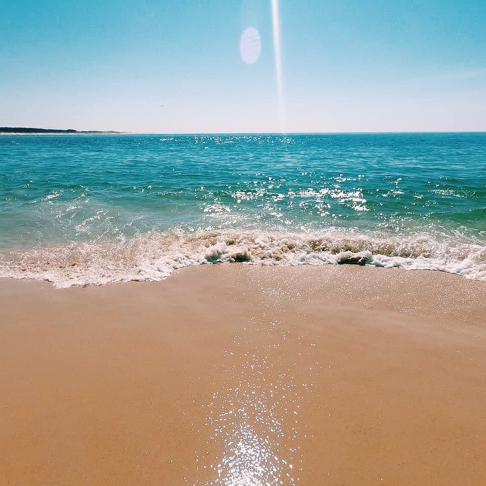 plage à la pointe du Cap Ferret, ciel bleu, mer bleue